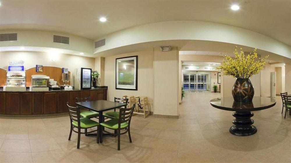 Holiday Inn Express & Suites North Topeka Luaran gambar
