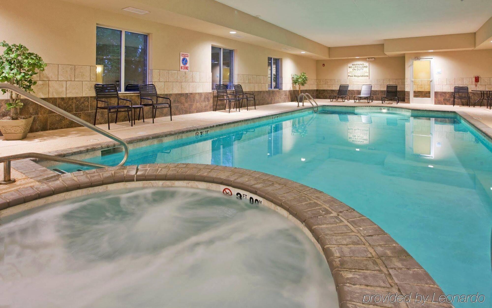 Holiday Inn Express & Suites North Topeka Luaran gambar